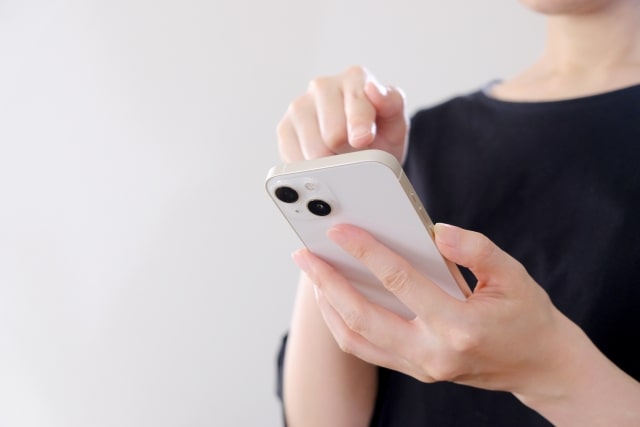 スマホを操作しているところ